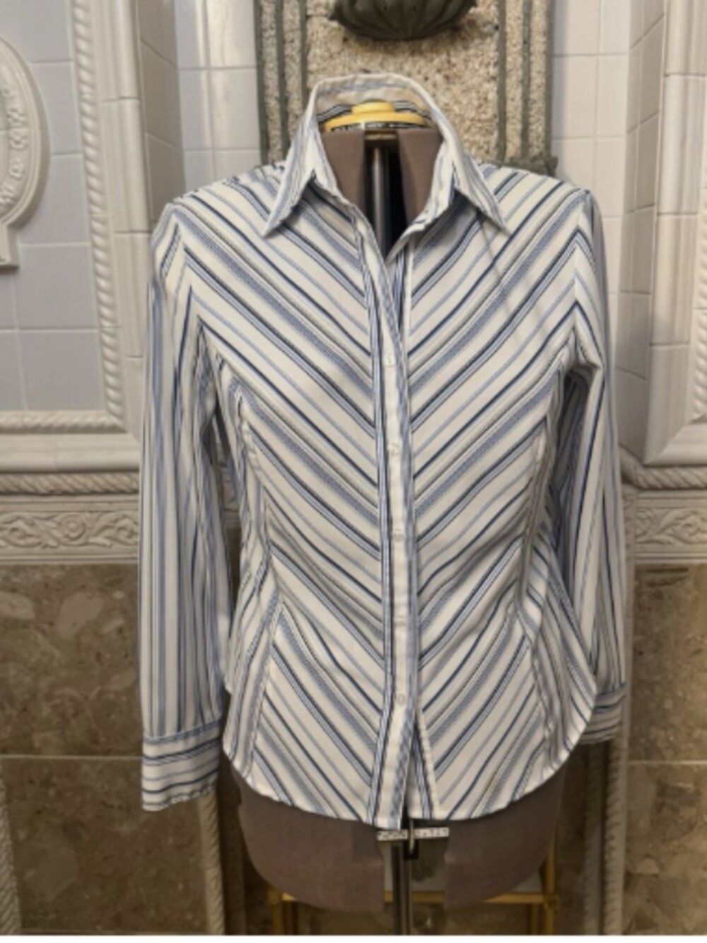 East 5th. Sz large Stripe Poly Spandex Shirt Diagonal pattern. Long sleeve B126